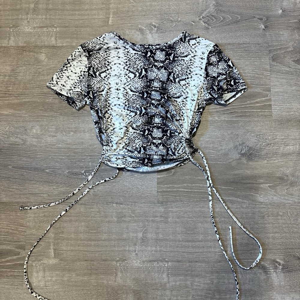 Forever 21 Black and White Snakeskin Crop Top
